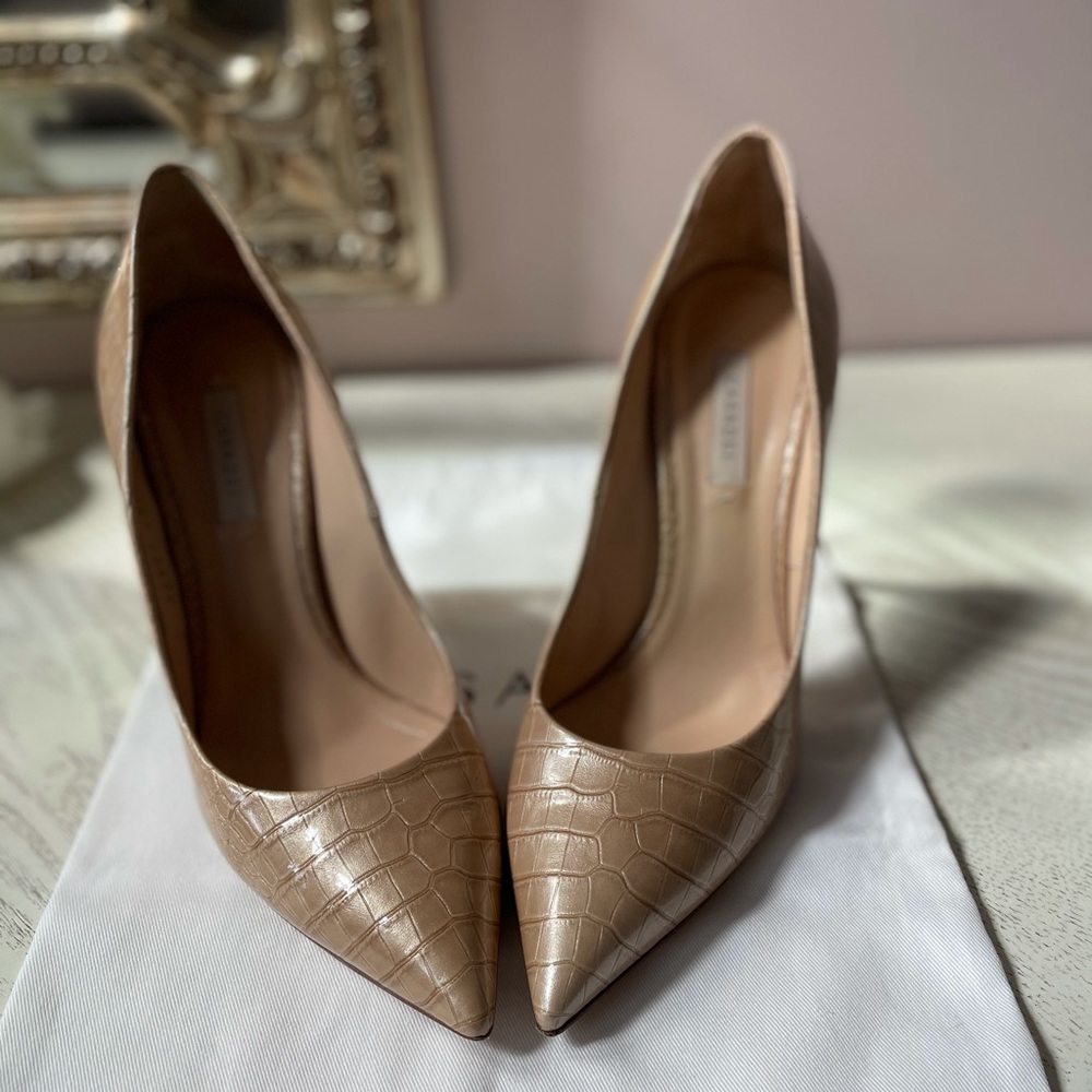 Casadei gorgeous and RARE pumps. - Picture 3 of 15